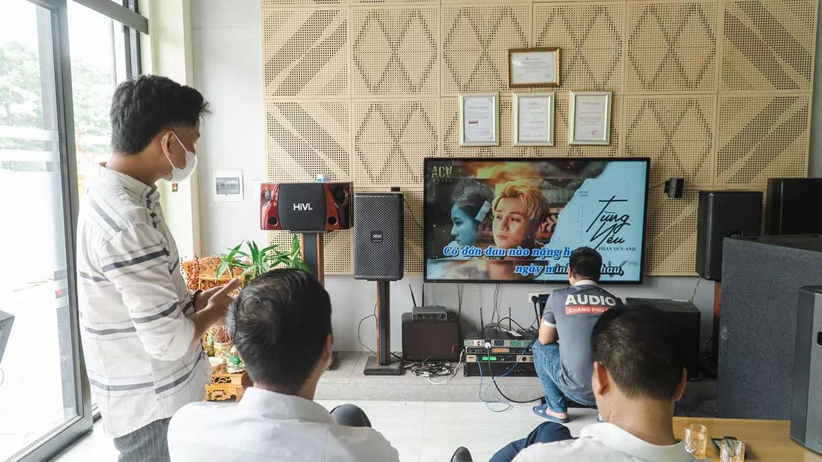 Khách hàng đến test dàn karaoke trước khi thuê